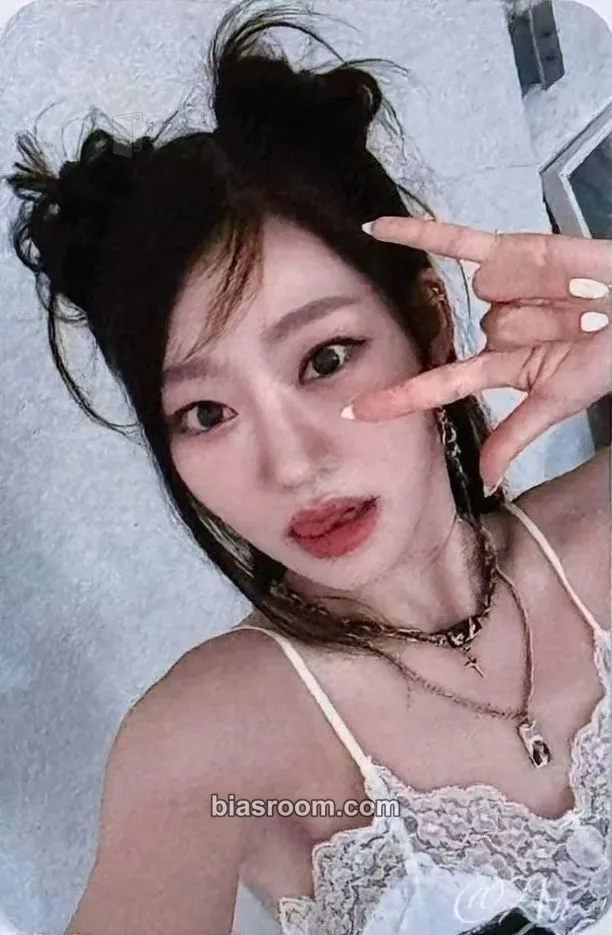 Julie KISS OF LIFE Photocard - KISS OF LIFE K-pop photocard
