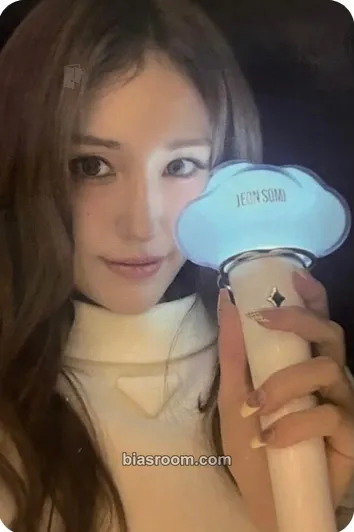 Jeon Somi Jeon Somi Official Lightstick Photocard - Jeon Somi K-pop photocard