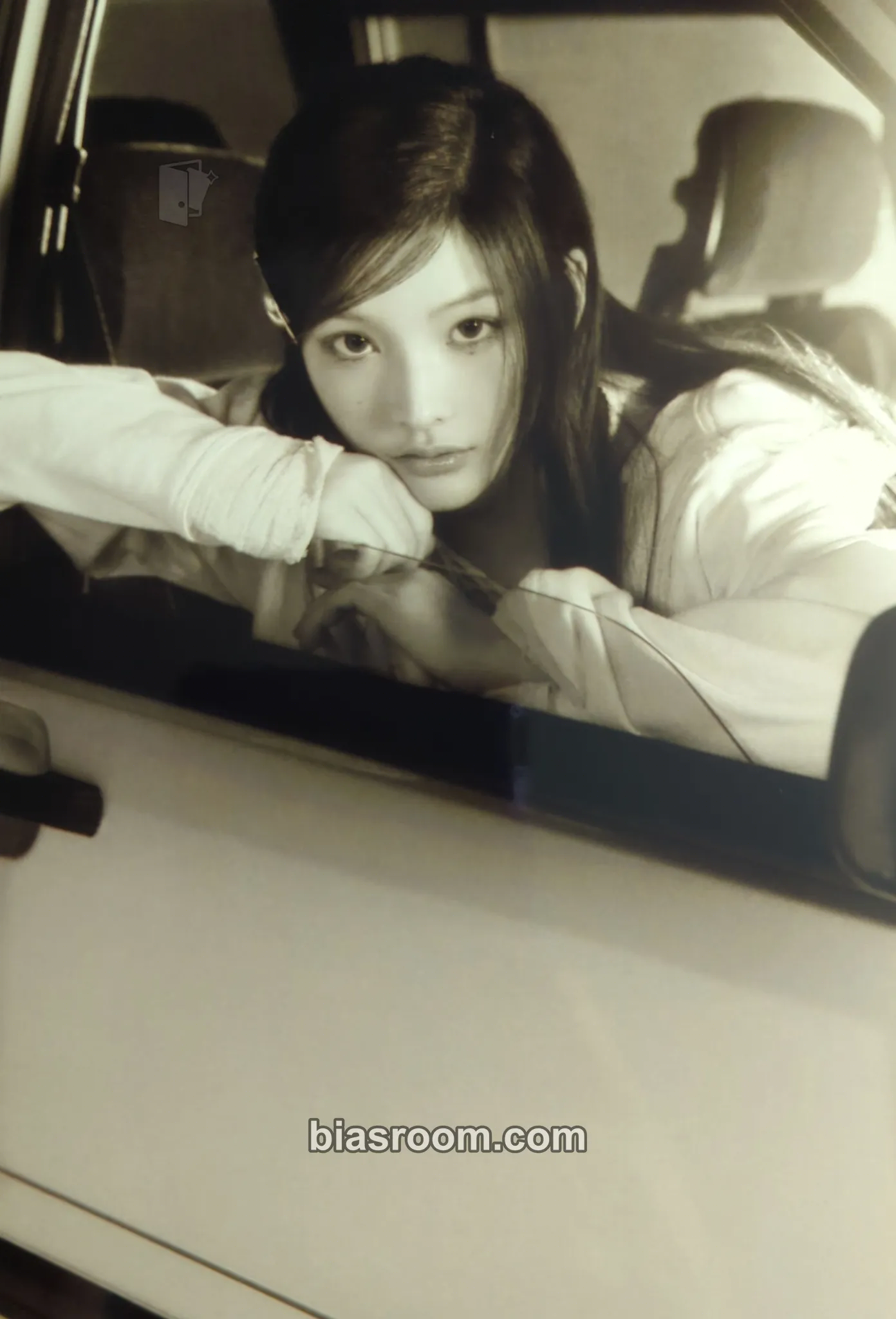 Iroha bomb Photocard - ILLIT - ILLIT K-pop photocard