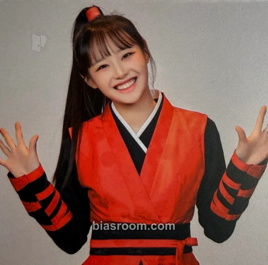 Chuu KCON 2022 Premiere Photocard - LOONA - LOONA K-pop photocard
