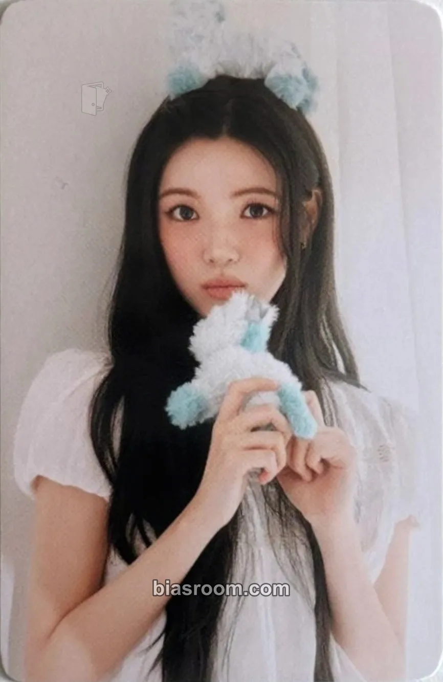 Yuha House of H : Hide And Seek Photocard - Hearts2Hearts - Hearts2Hearts K-pop photocard
