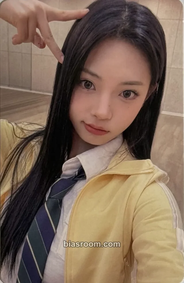 UNCHILD - Tina - 2026 DEBUT POP UP Event tin case pop-up store merch photocard