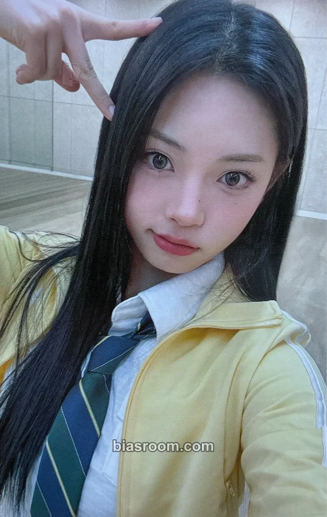 UNCHILD - Tina - 2026 DEBUT POP UP Event tin case pop-up store merch photocard