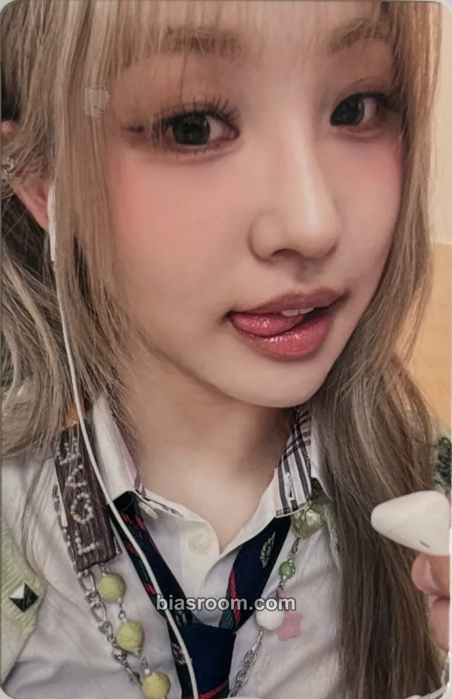 UNCHILD - Heekie - 2026 DEBUT POP UP Event school photo kit merch photocard pop-up store apple music