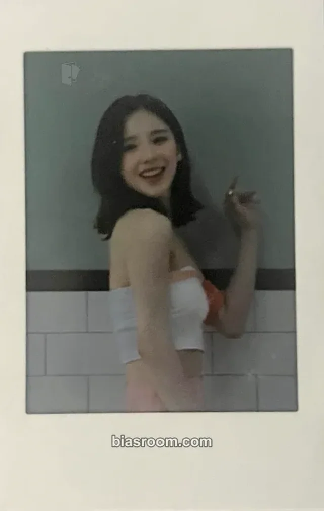 LOONA - HeeJin - 2023 Season's Greetings Other season's greetings everline pob (pre-order benefit) polaroid