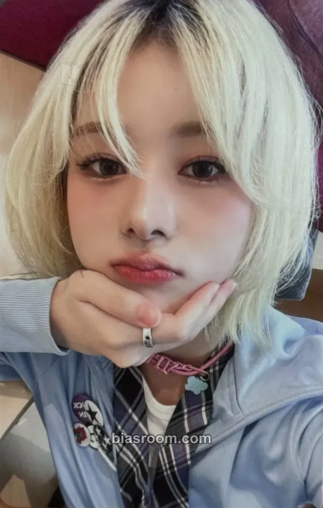 UNCHILD - Ako - 2026 DEBUT POP UP Event pop-up store bandana merch photocard