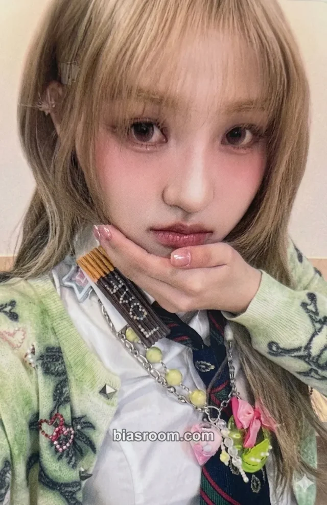 UNCHILD - Heekie - 2026 DEBUT POP UP Event bandana merch photocard pop-up store