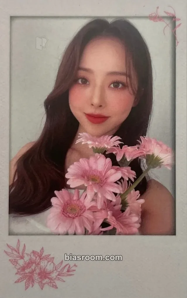 LOONA - Loona The World in Tokyo Event concert merch photocard polaroid