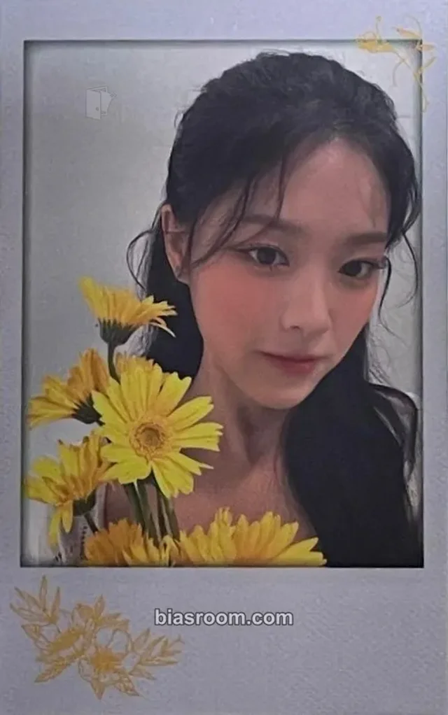 LOONA - HyunJin - Loona The World in Tokyo Event concert merch photocard polaroid