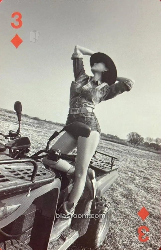 Hwasa Hwasa 2026 Season's Greetings: MAR IA Photocard - MAMAMOO - MAMAMOO K-pop photocard