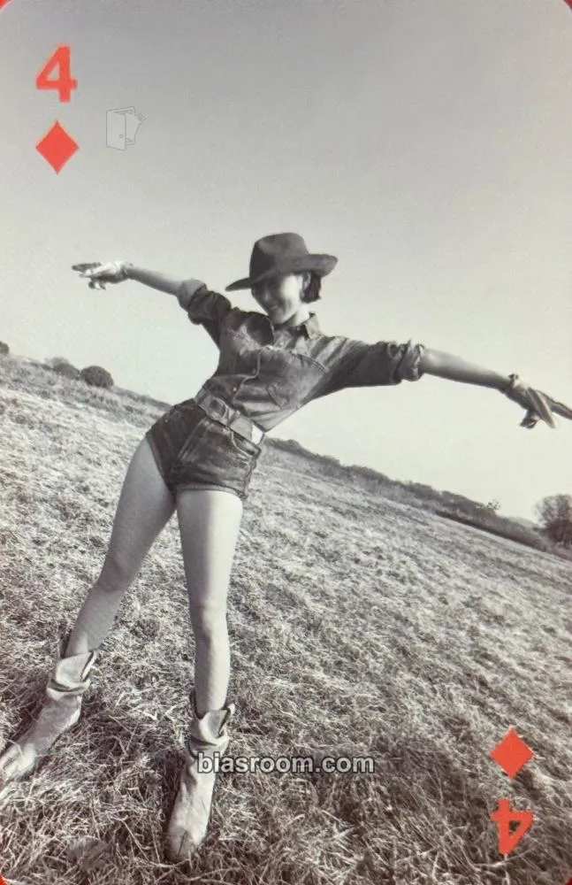 Hwasa Hwasa 2026 Season's Greetings: MAR IA Photocard - MAMAMOO - MAMAMOO K-pop photocard