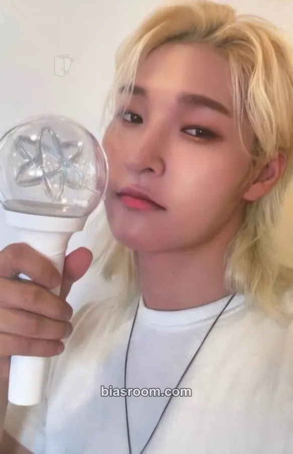 JunJi OnlyOneOf Official Lightstick Photocard - OnlyOneOf - OnlyOneOf K-pop photocard