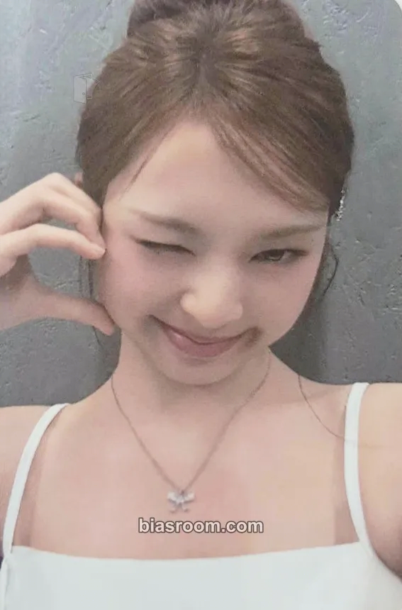 Chiquita WE GO UP Photocard - BABYMONSTER - BABYMONSTER K-pop photocard