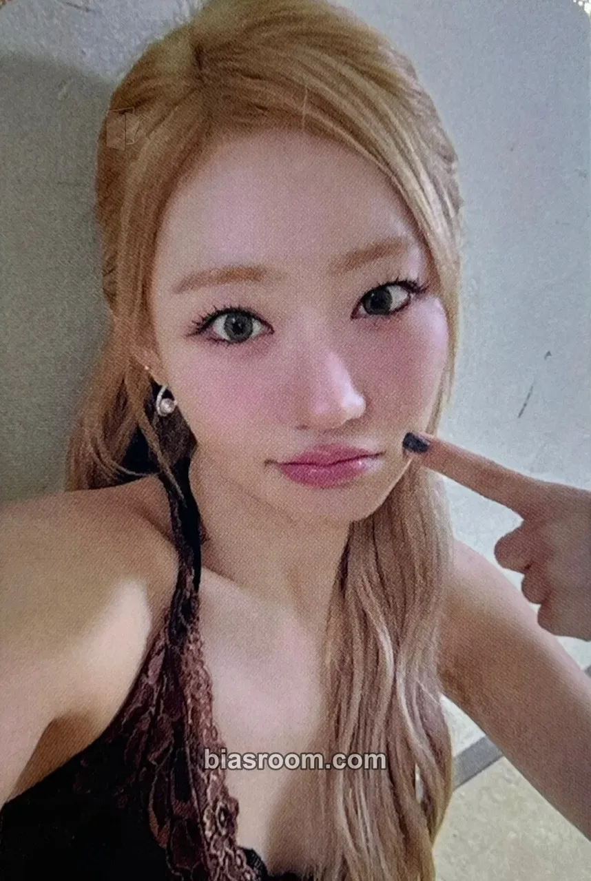 Julie ISAC 2025 Photocard - KISS OF LIFE - KISS OF LIFE K-pop photocard