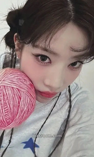Kim Lip 2025 Season's Greetings: ApaRTMentS Photocard - ARTMS - ARTMS K-pop photocard