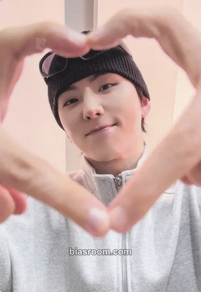 MONSTA X - Kihyun - Unfold Album vinyl version hello82 finger heart version hello82 exclusive