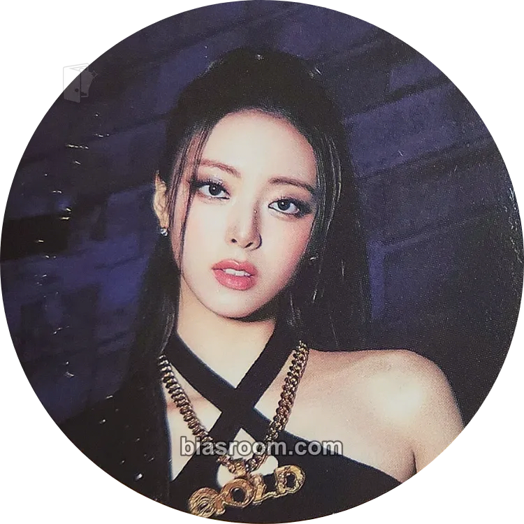 Yuna GOLD Photocard - ITZY - ITZY K-pop photocard