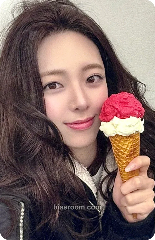 Yuna Ice Cream Photocard - ITZY - ITZY K-pop photocard