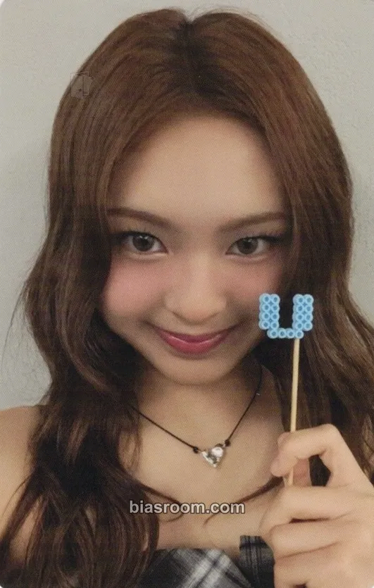 Chiquita WE GO UP Photocard - BABYMONSTER - BABYMONSTER K-pop photocard