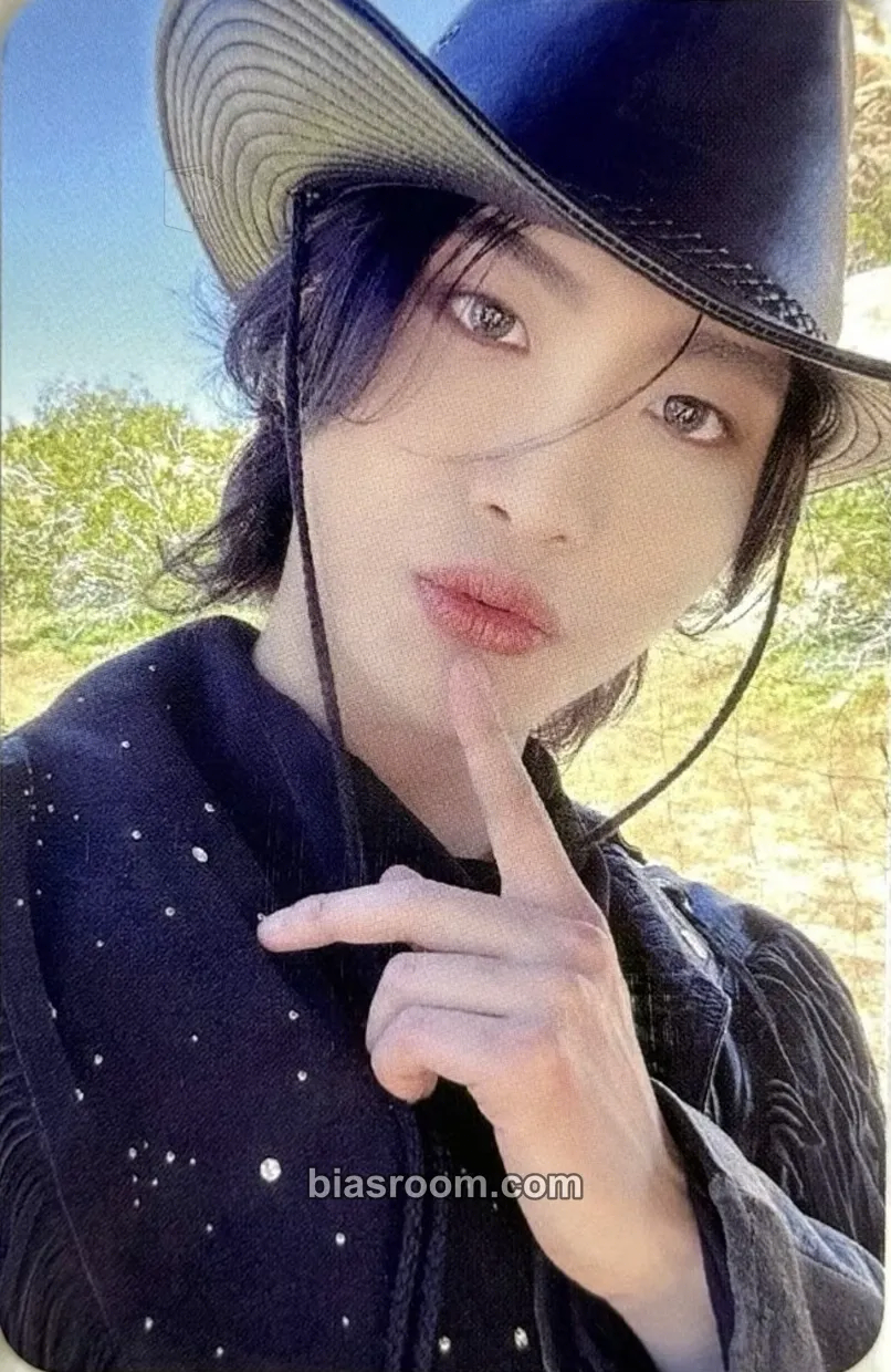Seonghwa EXHIBITION: GOLDEN HOUR : Part.1 (Everline) Photocard - ATEEZ - ATEEZ K-pop photocard