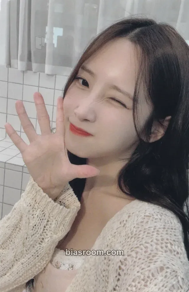 Yoo Jiae - Jiae - DELIGHT: Summer Rain Event trading card A version