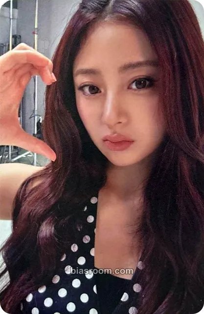 Huh Yunjin VR Concert: Invitation Photocard - LE SSERAFIM - LE SSERAFIM K-pop photocard