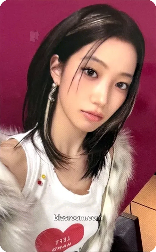 Kazuha Easy Crazy Hot Tour Encore (2025/26) Photocard - LE SSERAFIM - LE SSERAFIM K-pop photocard