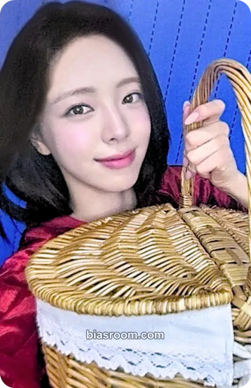 Yuna Ice Cream Photocard - ITZY - ITZY K-pop photocard