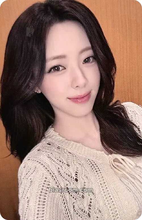 Yuna Ice Cream Photocard - ITZY - ITZY K-pop photocard