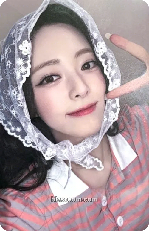 Yuna Ice Cream Photocard - ITZY - ITZY K-pop photocard