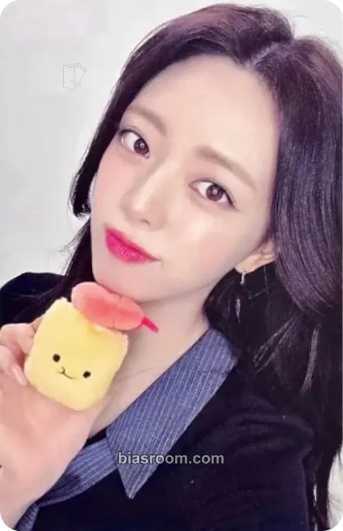 Yuna Ice Cream Photocard - ITZY - ITZY K-pop photocard