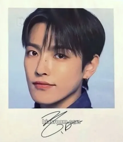 Hongjoong Destiny's Memories Exhibition Photocard - ATEEZ - ATEEZ K-pop photocard