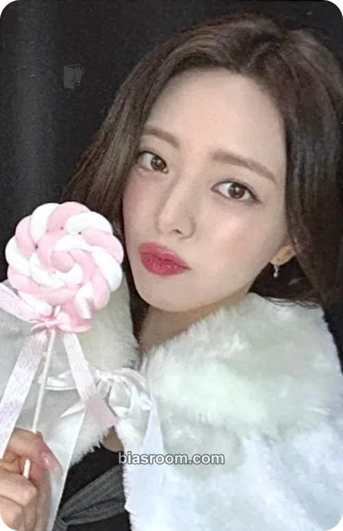 Yuna Ice Cream Photocard - ITZY - ITZY K-pop photocard