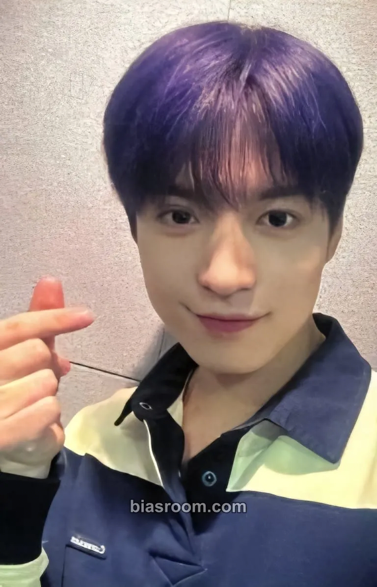 Hwichan iykyk Photocard - Omega X - Omega X K-pop photocard