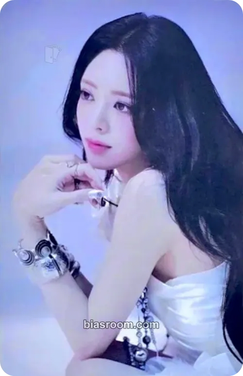 Yuna Ice Cream Photocard - ITZY - ITZY K-pop photocard