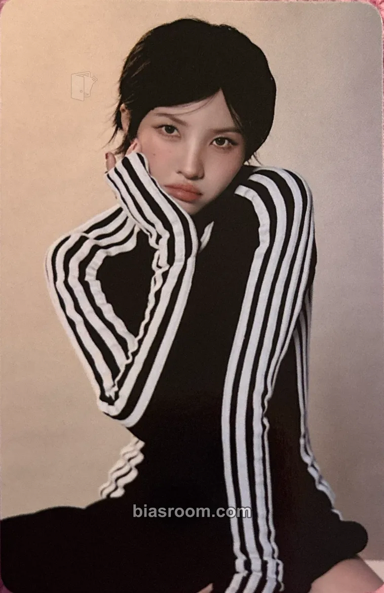 Soyeon MEDIA EXHIBITION : CITY of SENSE Photocard - i-dle - i-dle K-pop photocard