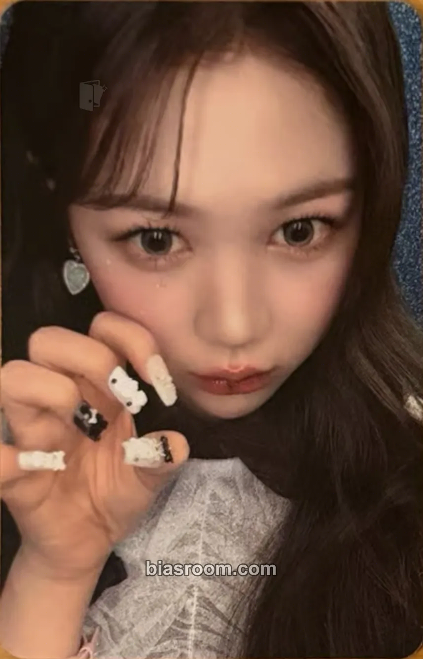 Ye-on FOCUS Photocard - Hearts2Hearts - Hearts2Hearts K-pop photocard