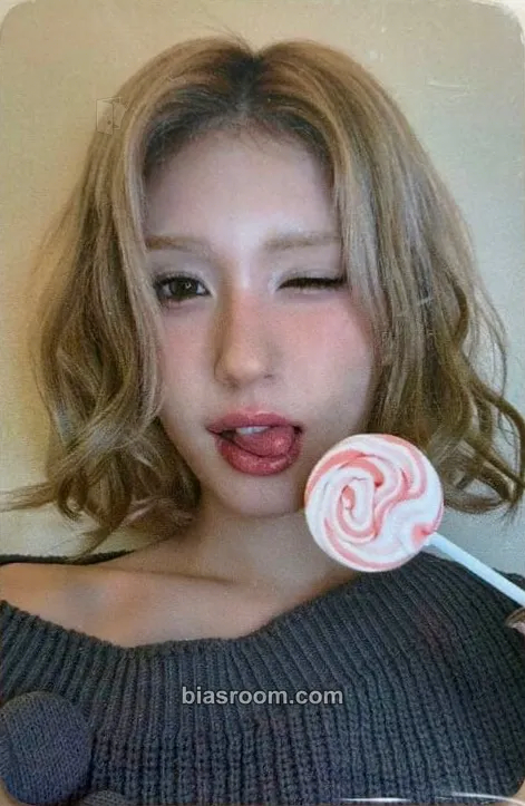 Jeon Somi ‘Be My Valentine’ Merchandise Photocard - Jeon Somi K-pop photocard