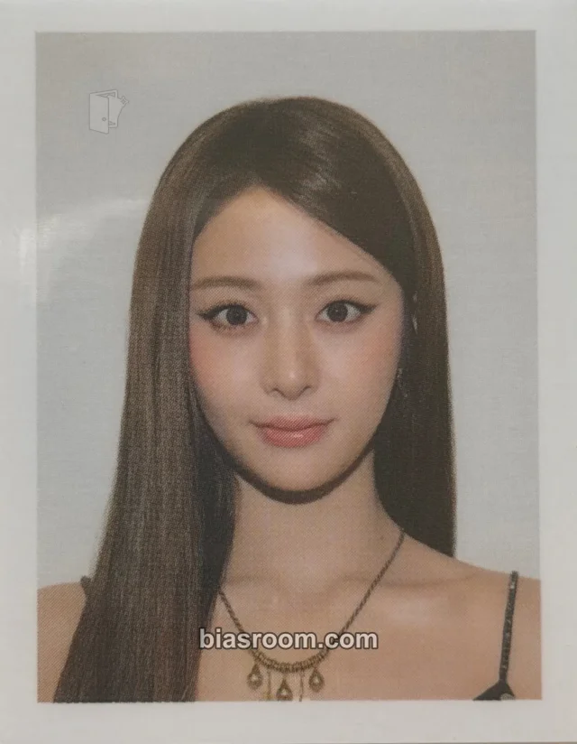 LE SSERAFIM - Huh Yunjin - Easy Crazy Hot Tour Encore (2025/26) Event id photo keyring merch photocard korea