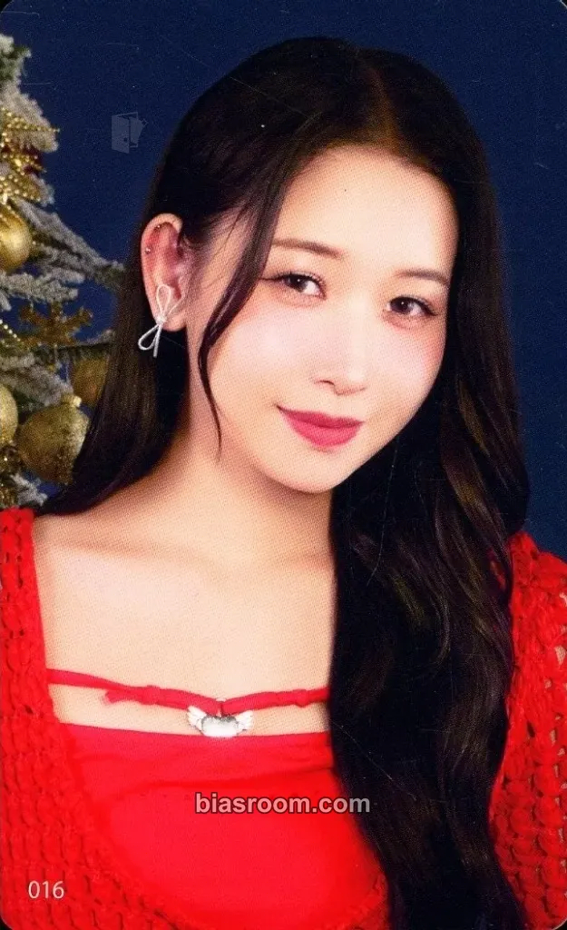 Momona 2024 ME:ICONIC Sweet Holiday Photocard - ME:I - ME:I K-pop photocard