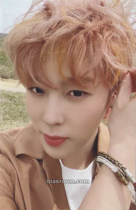 Ha Sung Woon Sneakers Photocard - Ha Sung Woon K-pop photocard