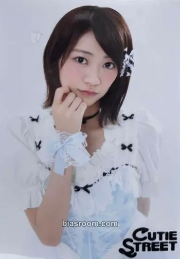 Kana Itakura 5-Photo Set - LARME Costume Edition Photocard - Cutie Street - Cutie Street K-pop photocard
