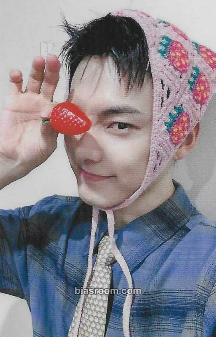 Park Junhee A.C.E 2025 SEASONS GREETINGS: A Peek Into Squad A.C.E Photocard - A.C.E - A.C.E K-pop photocard