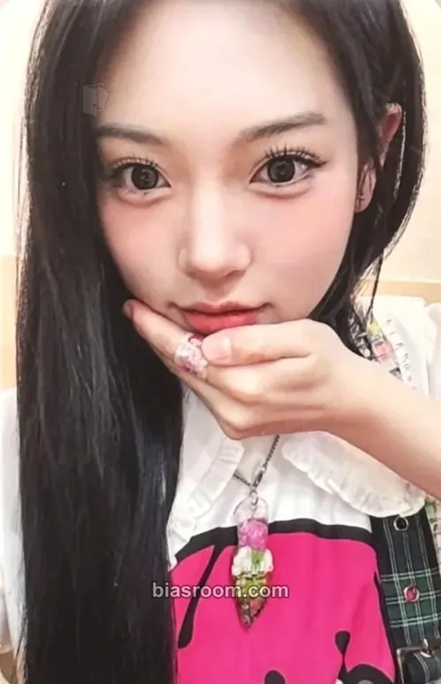 UNCHILD - Tina - 2026 DEBUT POP UP Event pop-up store merch photocard bandana