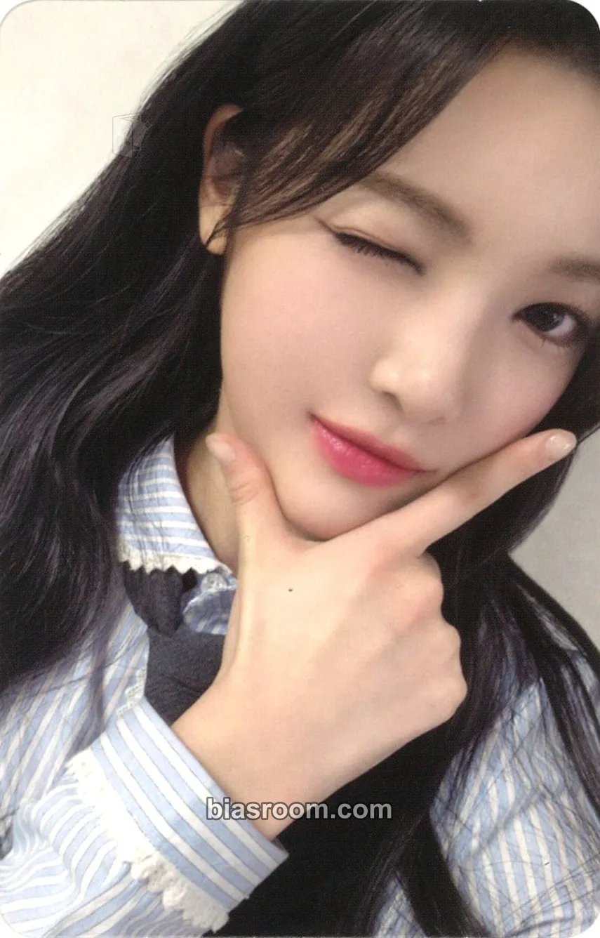 Yuha The Chase Photocard - Hearts2Hearts - Hearts2Hearts K-pop photocard