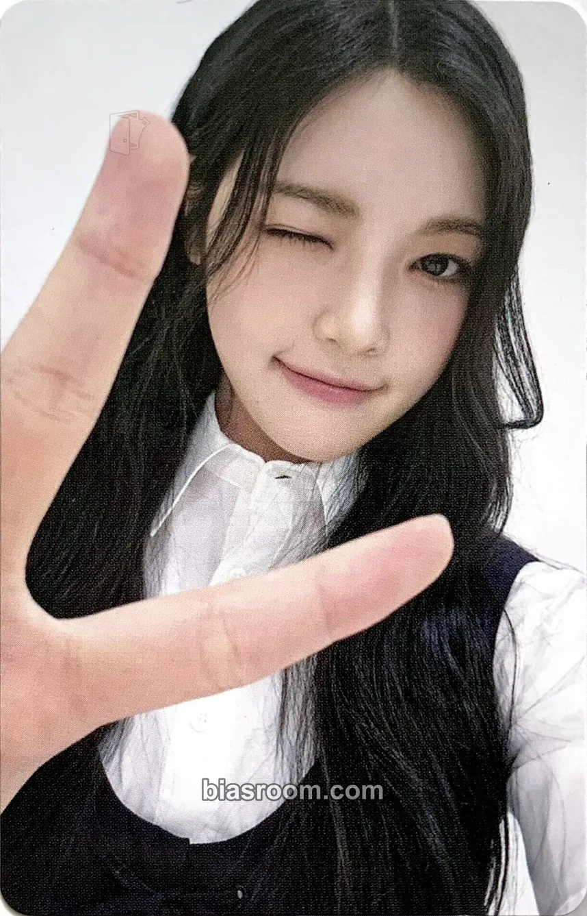 Yuha Four Hearts Club Official MD Photocard - Hearts2Hearts - Hearts2Hearts K-pop photocard