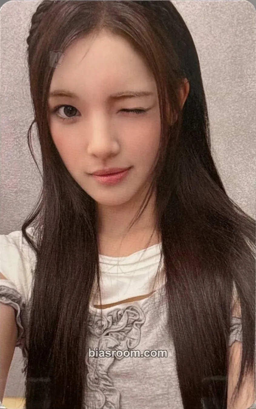 Yuha FOCUS Photocard - Hearts2Hearts - Hearts2Hearts K-pop photocard