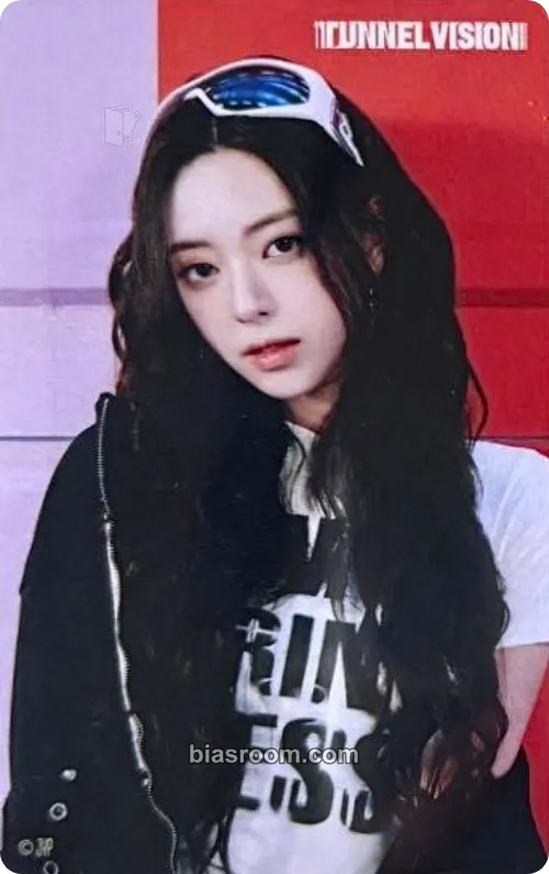 Yuna ITZY 3rd World Tour 'Tunnel Vision' Photocard - ITZY - ITZY K-pop photocard