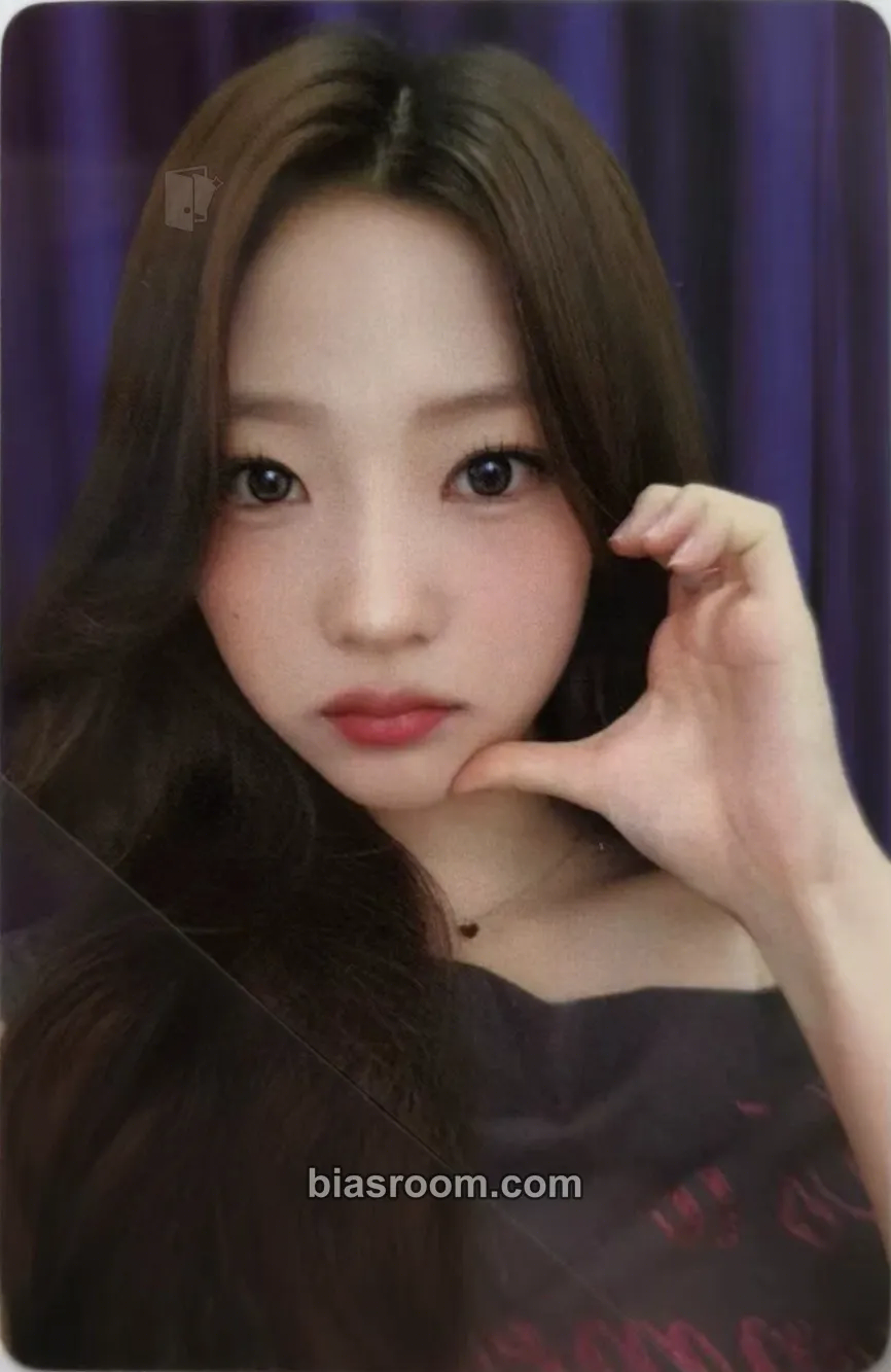 Stella The Chase Photocard - Hearts2Hearts - Hearts2Hearts K-pop photocard