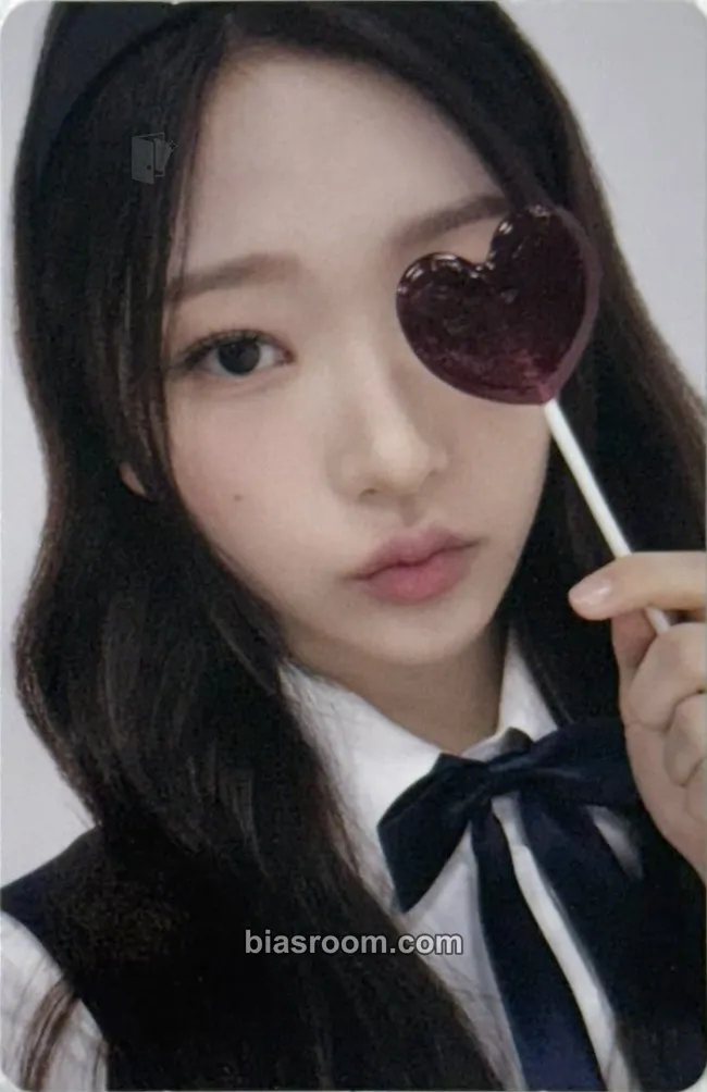 Stella Four Hearts Club Official MD Photocard - Hearts2Hearts - Hearts2Hearts K-pop photocard